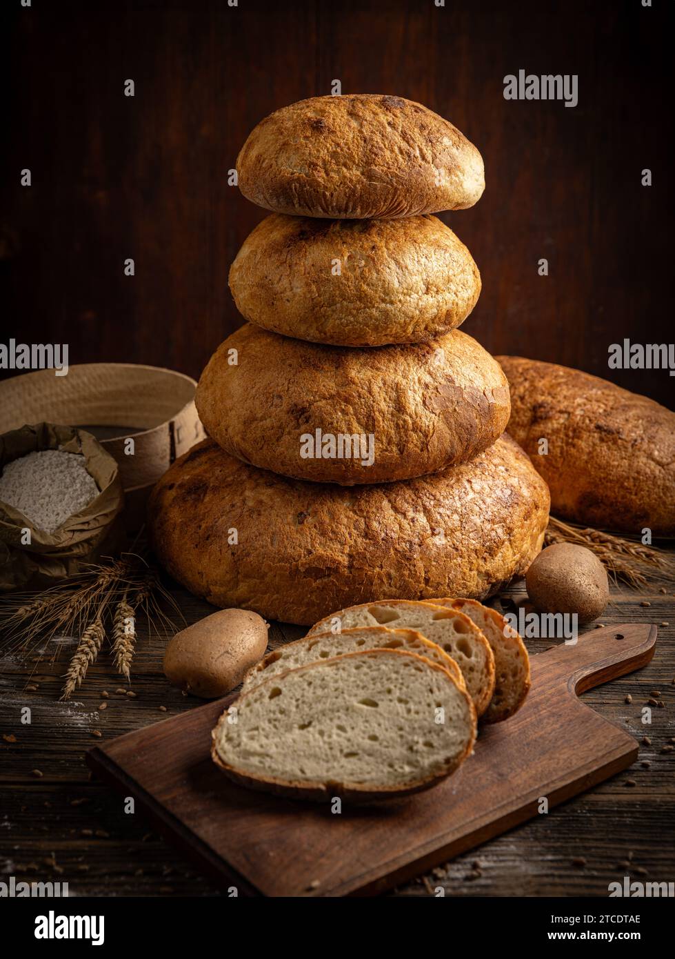 Rustikales Brotsortiment, dekoriert mit Müsli und Mehl Stockfoto