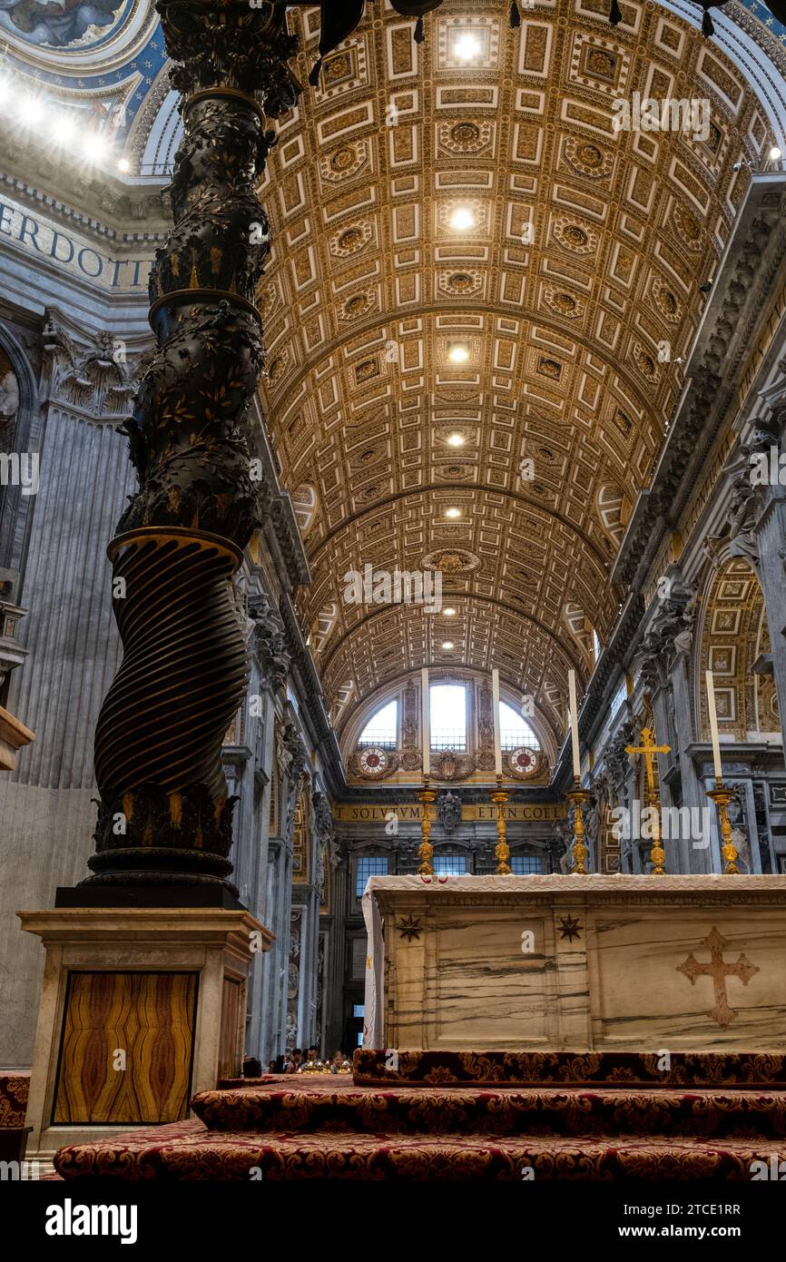 Vatikan, Italien - 9. August 2022: Altar des Petersdoms Stockfoto