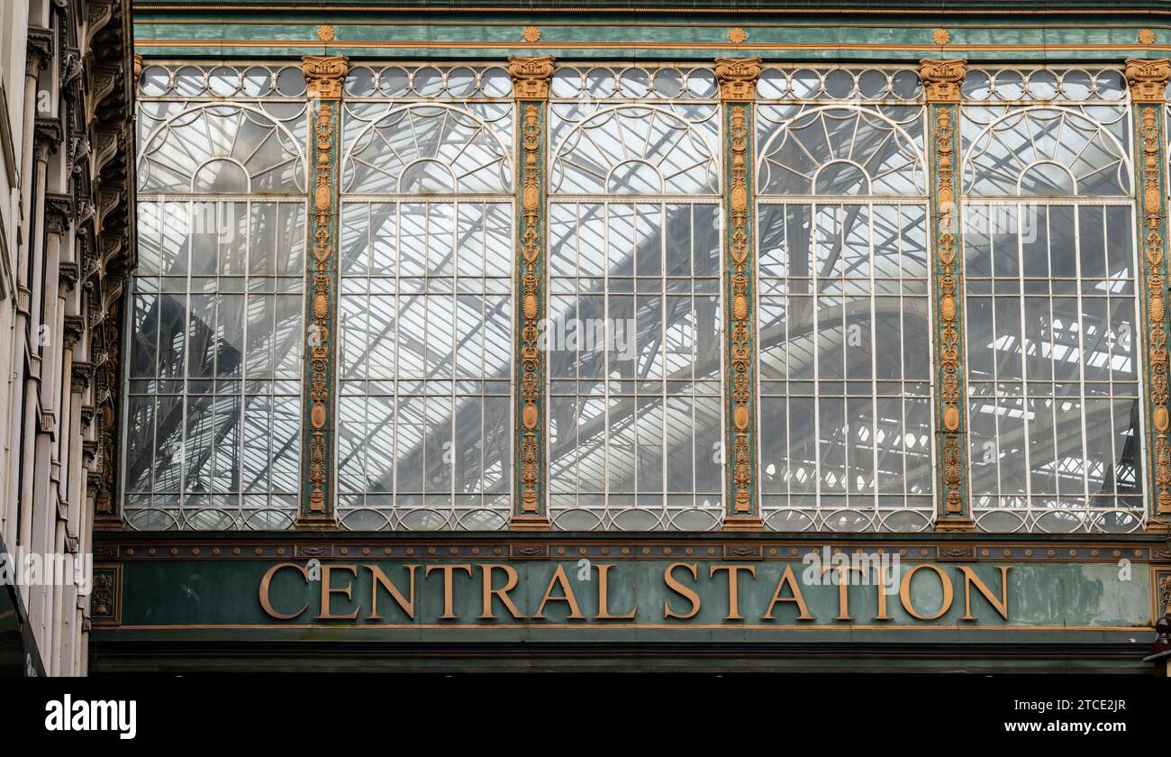 Eisen- und Glasfassade zum Glasgow Central Railway Station Stockfoto