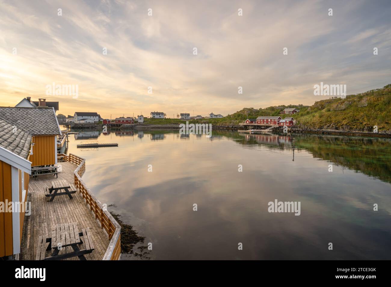 3:00 Uhr Blick von Sakrisøy rorbuer im Juni Stockfoto