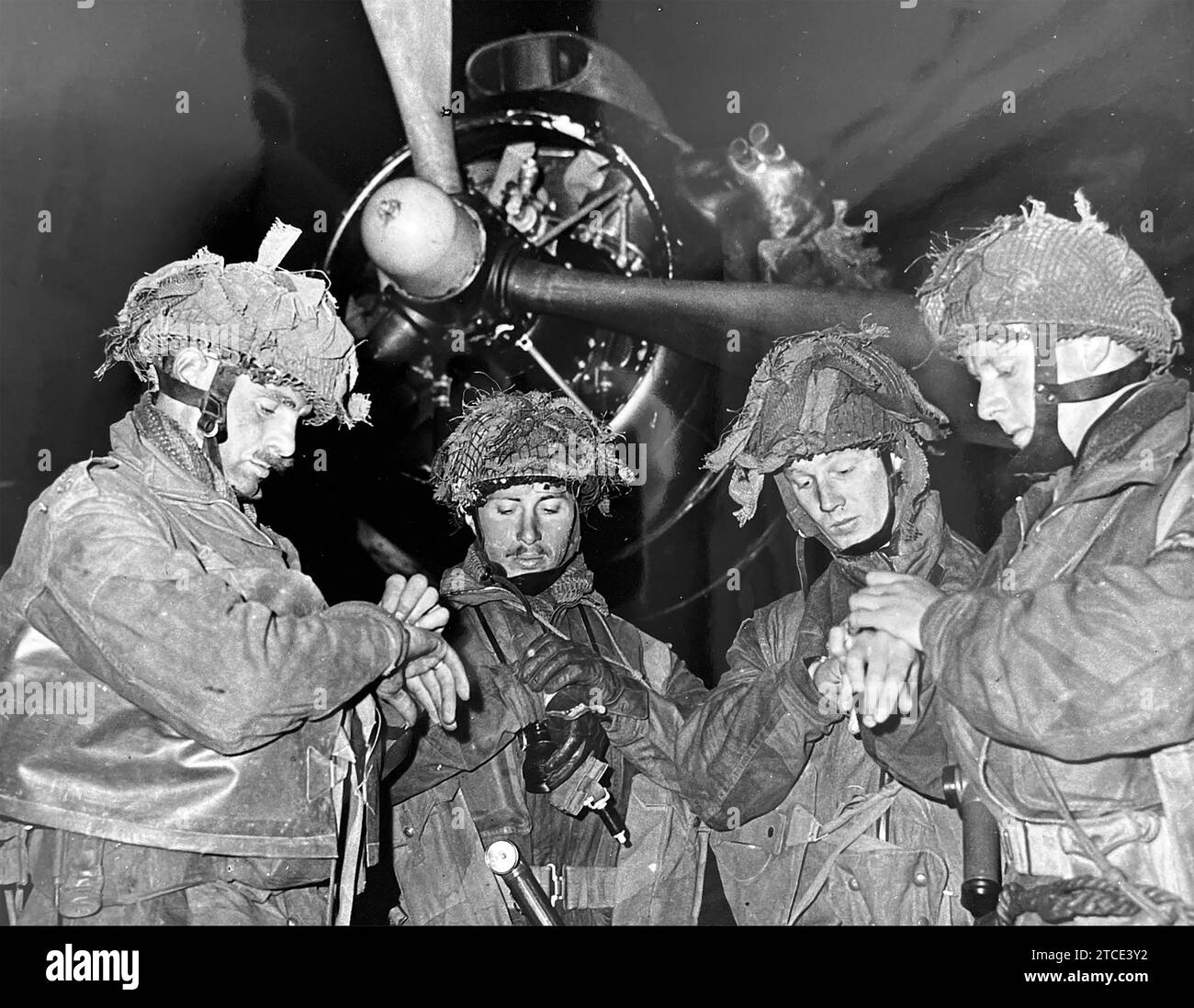 OPERATION OVERLORD Airborne Pathfinder Offiziere der RAF Harwell, 5. Juni 1944. Sie überprüfen ihre Uhren vor einem Albemarle von links: Lieutenants Robert de Latour, Donald Wells, John Vischer und Captain Robert Medwood. Stockfoto