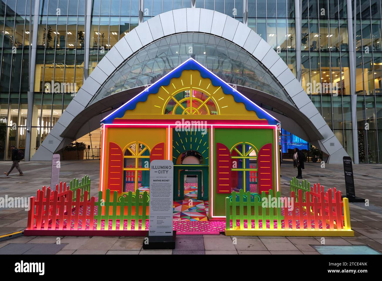 Allgemeine Ansichten der Mathis Richet Kunstinstallation Happy House außerhalb von City Point in Moorgate, London, Großbritannien. Stockfoto