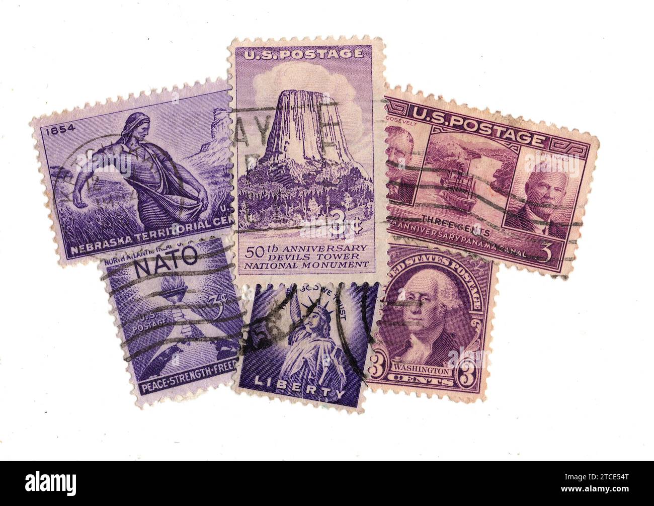 Eine Montage lila Vintage Briefmarken aus den USA isoliert auf weißem Hintergrund. Stockfoto
