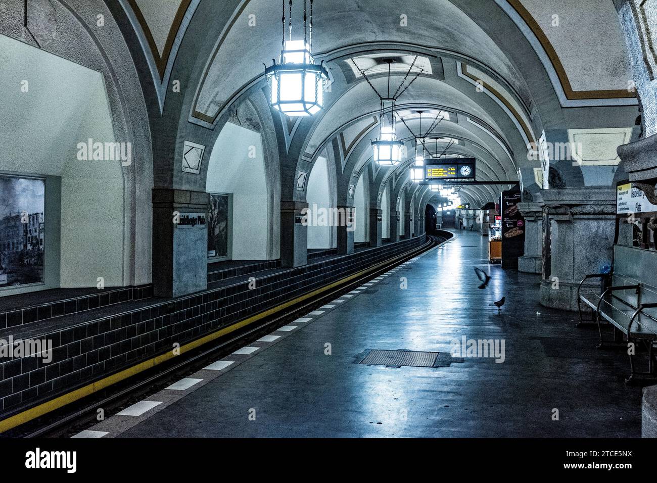 Berlin, Deutschland. Innenraum der U-Bahn-Station Heidelberger Platz, Teil eines weitläufigen öffentlichen Verkehrssystems. Architekturdesign Stockfoto