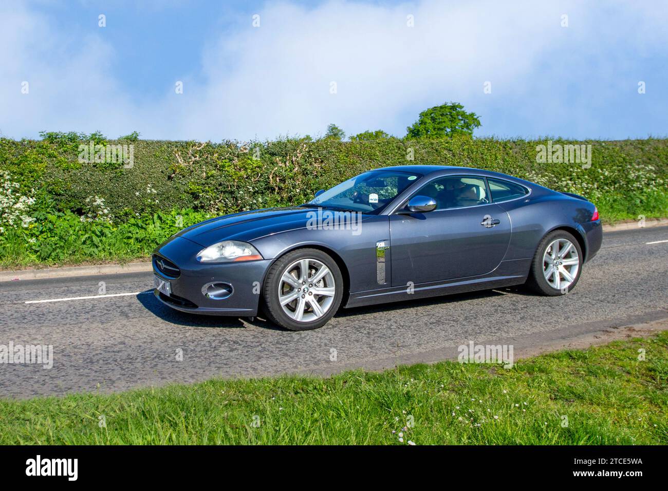 2010 Graublau britischer JAGUAR XK 5000 ccm 6-Gang-Automatiklimousine mit 2 Türern Stockfoto