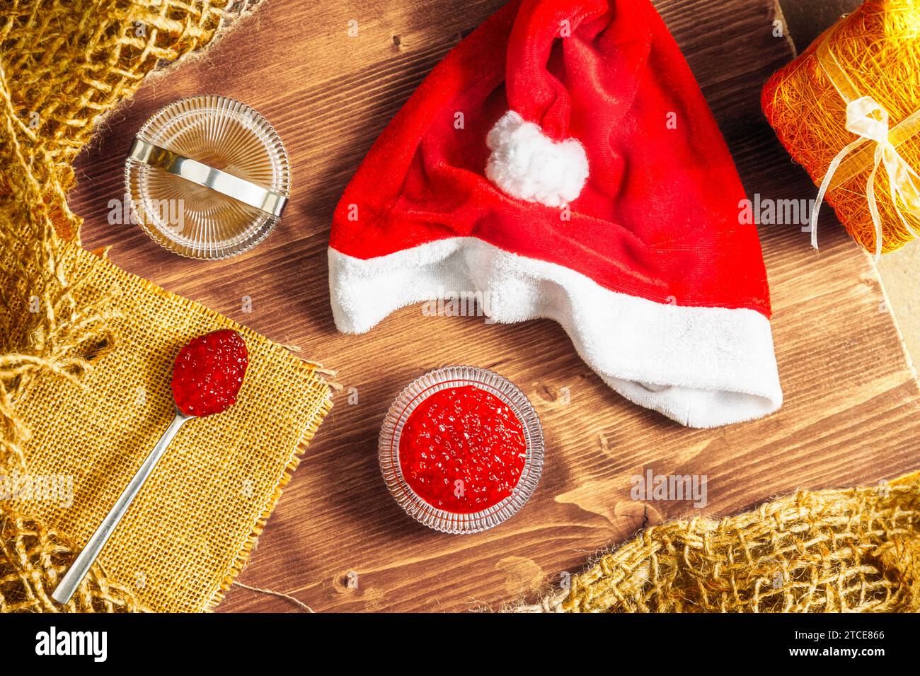 Roter Kaviar, Urlaubsdelikate, Utensilien, Flatlay. Stockfoto