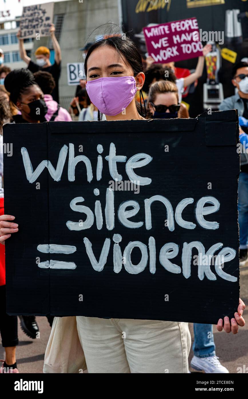 Rotterdam, Niederlande. Black Lives Mstter Demonstration in Down Town Erasmusbrug, um gegen Polizeigewalt und Rassismus zu protestieren, ausgelöst durch die Toten von George Floyd eine Woche zuvor. Juni 3, 2020 Stockfoto