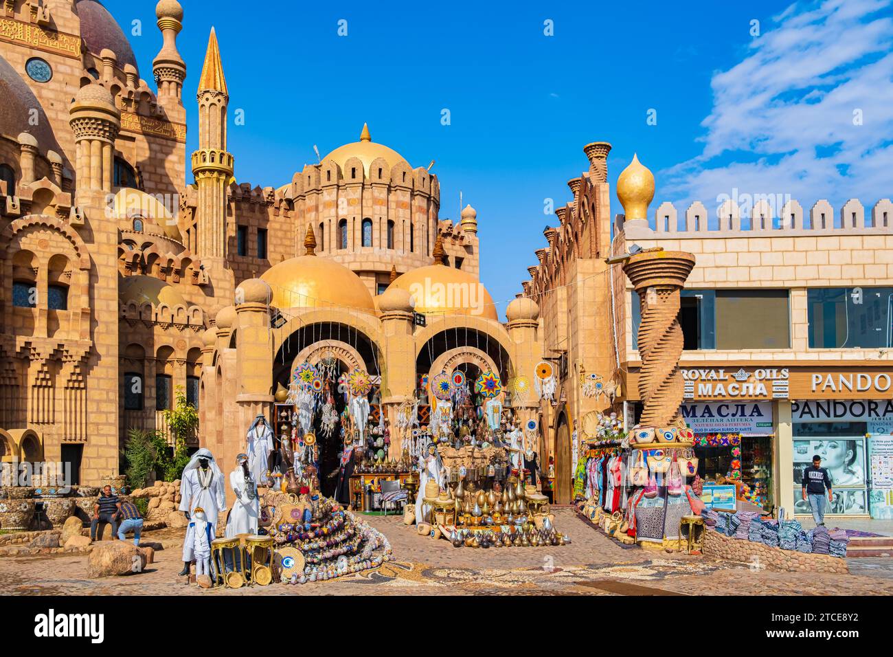 Al Sahaba Moschee auf dem Alten Markt in Scharm El Sheikh Ägypten. Touristische ägyptische Stadt mit wunderschönen modernen muslimischen Tempeln. Moschee mit Minaretten in der Stockfoto