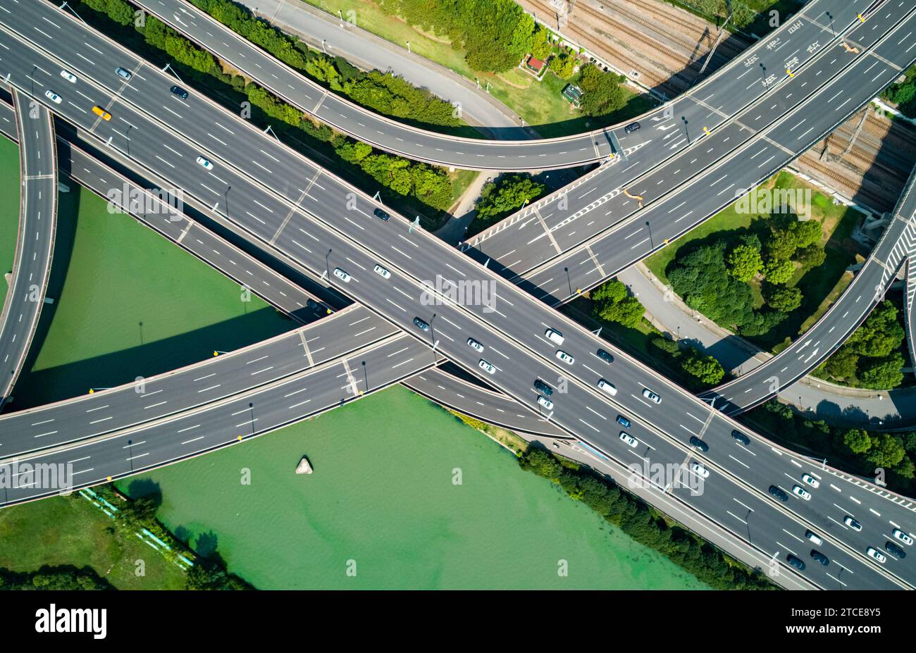 Drohnenansicht der mehrstöckigen Autobahnkreuzung mit fahrenden Autos. China. Stockfoto