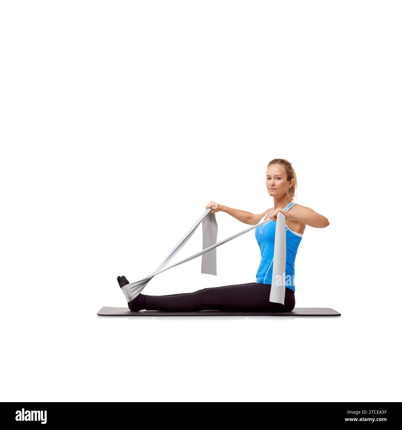 Fitness, Widerstandsband und Porträt der Frau, die im Studio Sport macht für Gesundheit, Wellness und Körperpflege. Sport, Yoga Matte und Person aus Kanada mit Stockfoto