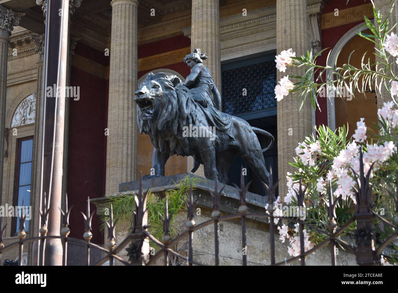 Gusseiserne Statue einer Frau, die auf einem Löwen reitet, am Teatro Massimo im Stadtzentrum von Palermo Stockfoto