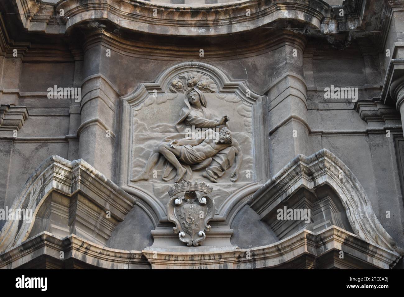 Stein reliëf der Heiligen Anna mit dem Leichnam Jesu Christi auf der Kirche der Heiligen Anna an der Piazza Santa Anna in Palermo Stockfoto