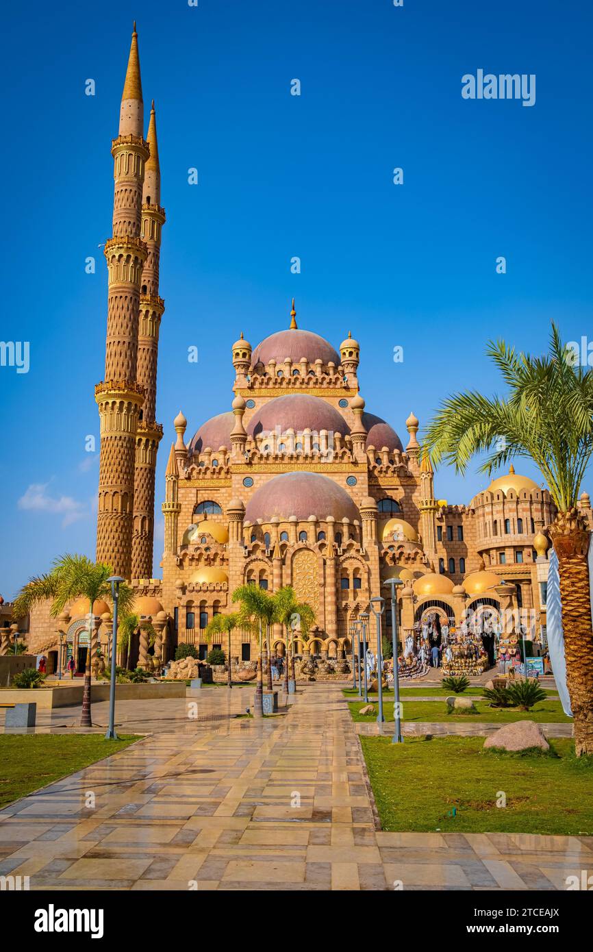 Al Sahaba Moschee auf dem Alten Markt in Scharm El Sheikh Ägypten. Touristische ägyptische Stadt mit wunderschönen modernen muslimischen Tempeln. Moschee mit Minaretten in der Stockfoto