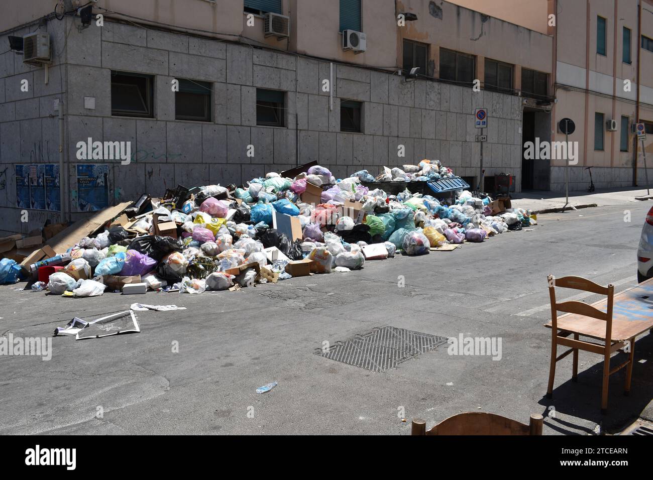 Auf dem Bürgersteig verschüttete Hausmüll in die Straße im Stadtzentrum von Palermo Stockfoto