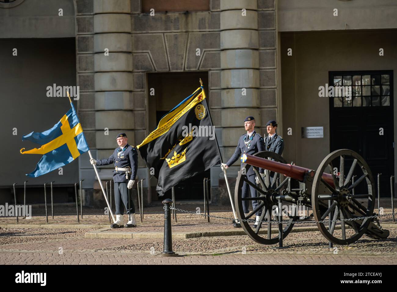 Soldaten, Flaggen, Wachwechsel, Alte Kanone, Paradeplatz, Yttre Borggarden, Königliches Schloss, Kungliga slottet, Stockholm, Schweden Stockfoto