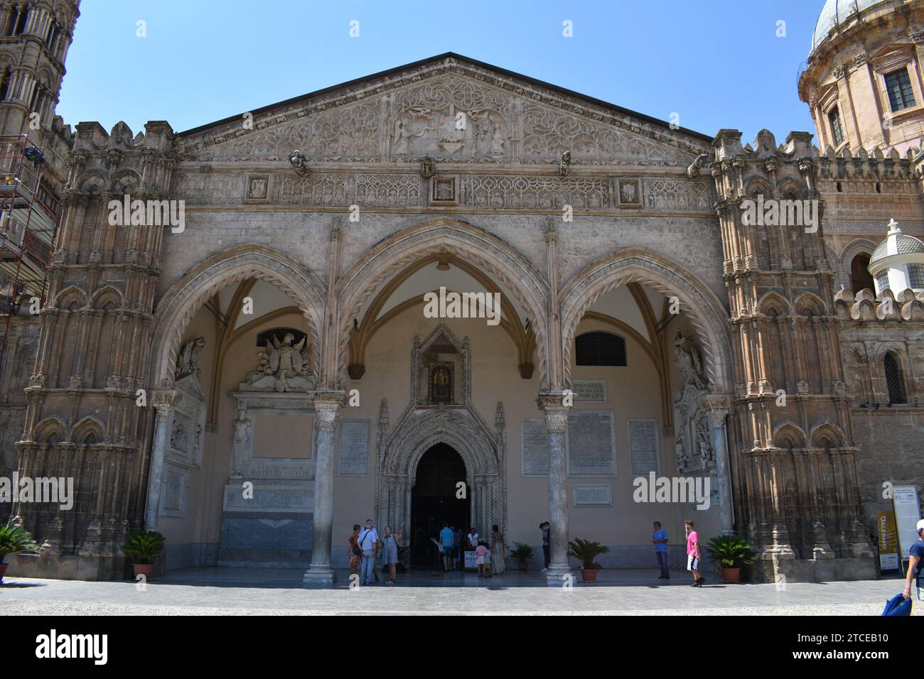 Haupteingang mit dekorierten Steinbögen der Kathedrale von Palermo Stockfoto