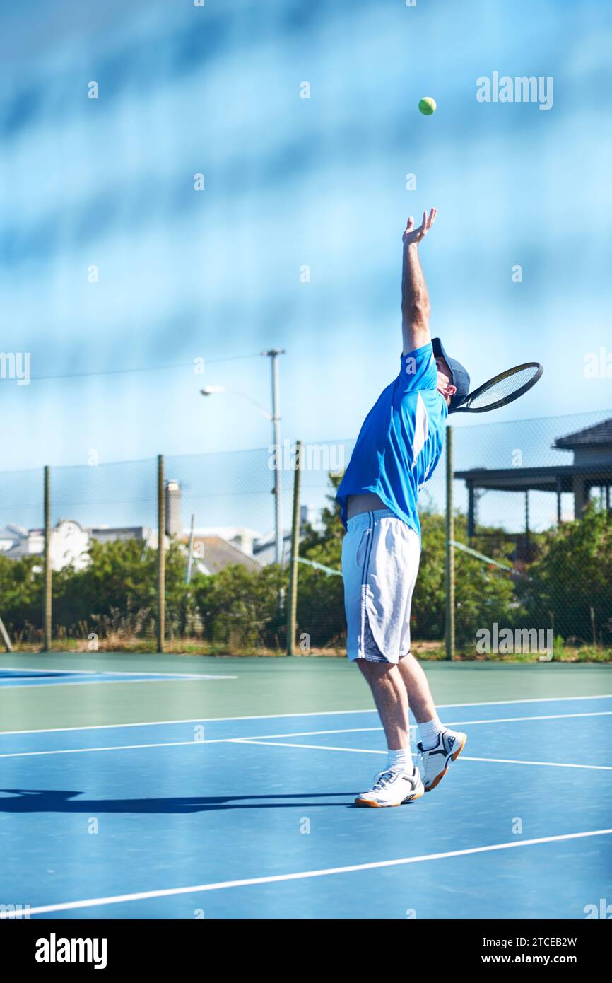 Tennis spielen, Mann und dienen im Freien, Wettkampf und Spiel auf dem Platz im Country Club. Athlet, Training und Training oder Schläger für das Spiel Stockfoto