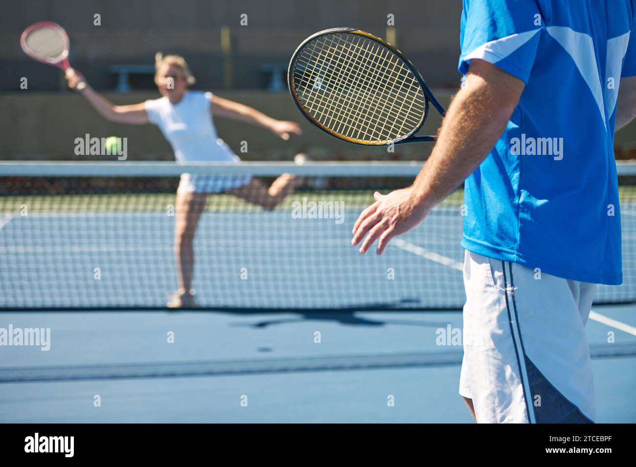 Tennisspiel, Fitness und Menschen im Freien, Wettkampf und Spiel auf dem Platz im Country Club. Athlet, Training und Training oder Schläger für das Spiel Stockfoto