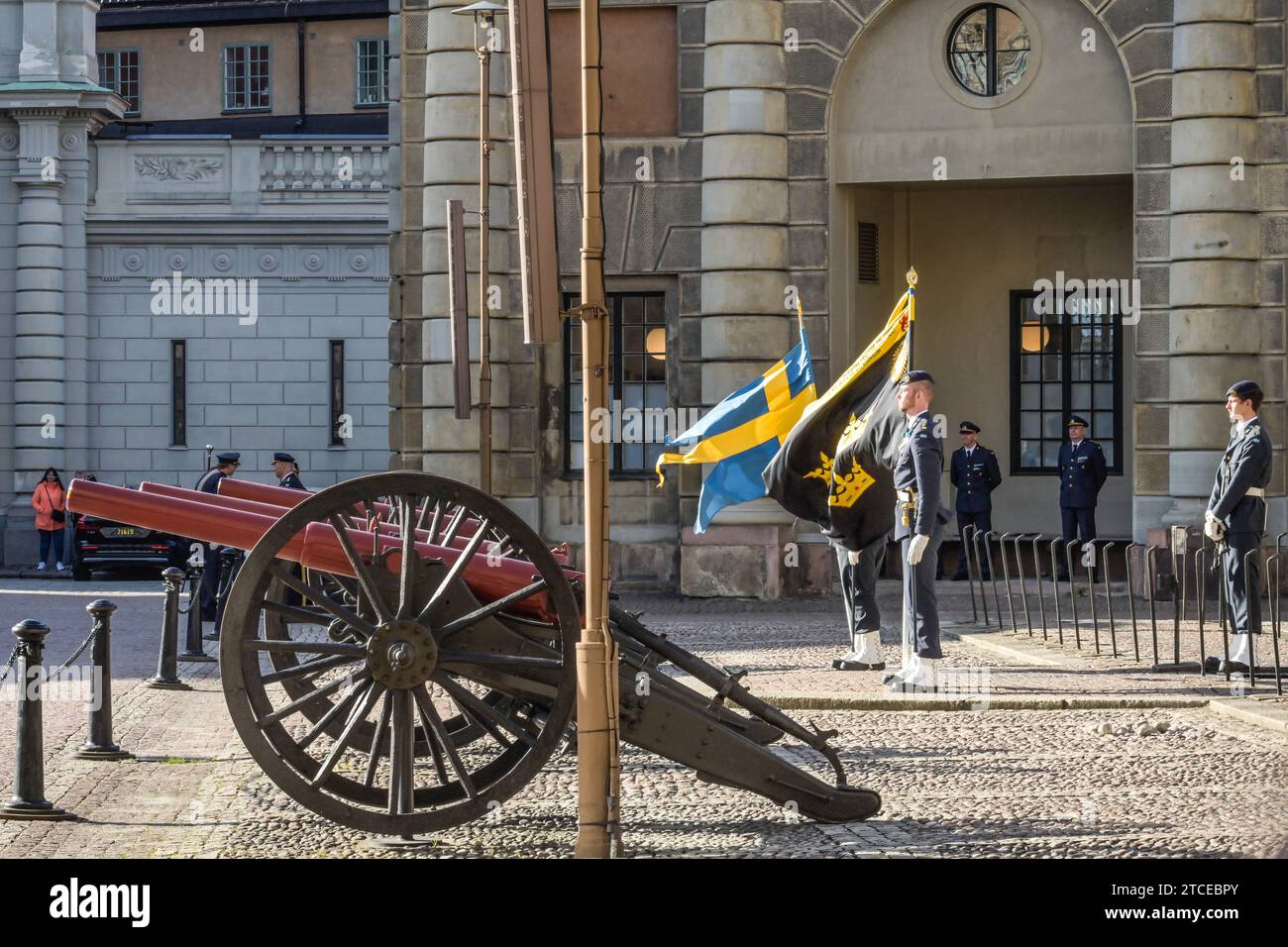 Soldaten, Flaggen, Wachwechsel, Alte Kanone, Paradeplatz, Yttre Borggarden, Königliches Schloss, Kungliga slottet, Stockholm, Schweden Stockfoto