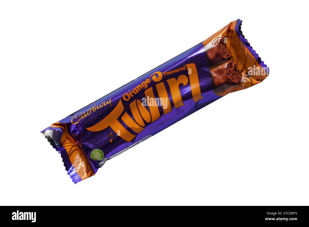 Cadbury Twirl Schokolade orange aromatisiert isoliert auf weißem Hintergrund - 2 orange aromatisierte Milchschokolade Finger Stockfoto