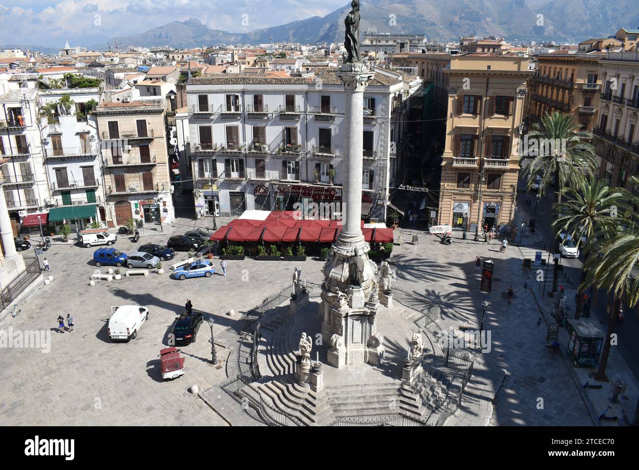 Aus der Vogelperspektive auf die Marmorsäule und die Bronzestatue der Unbefleckten Jungfrau auf der Piazza San Domenico, umgeben von ikonischen sizilianischen Gebäuden Stockfoto