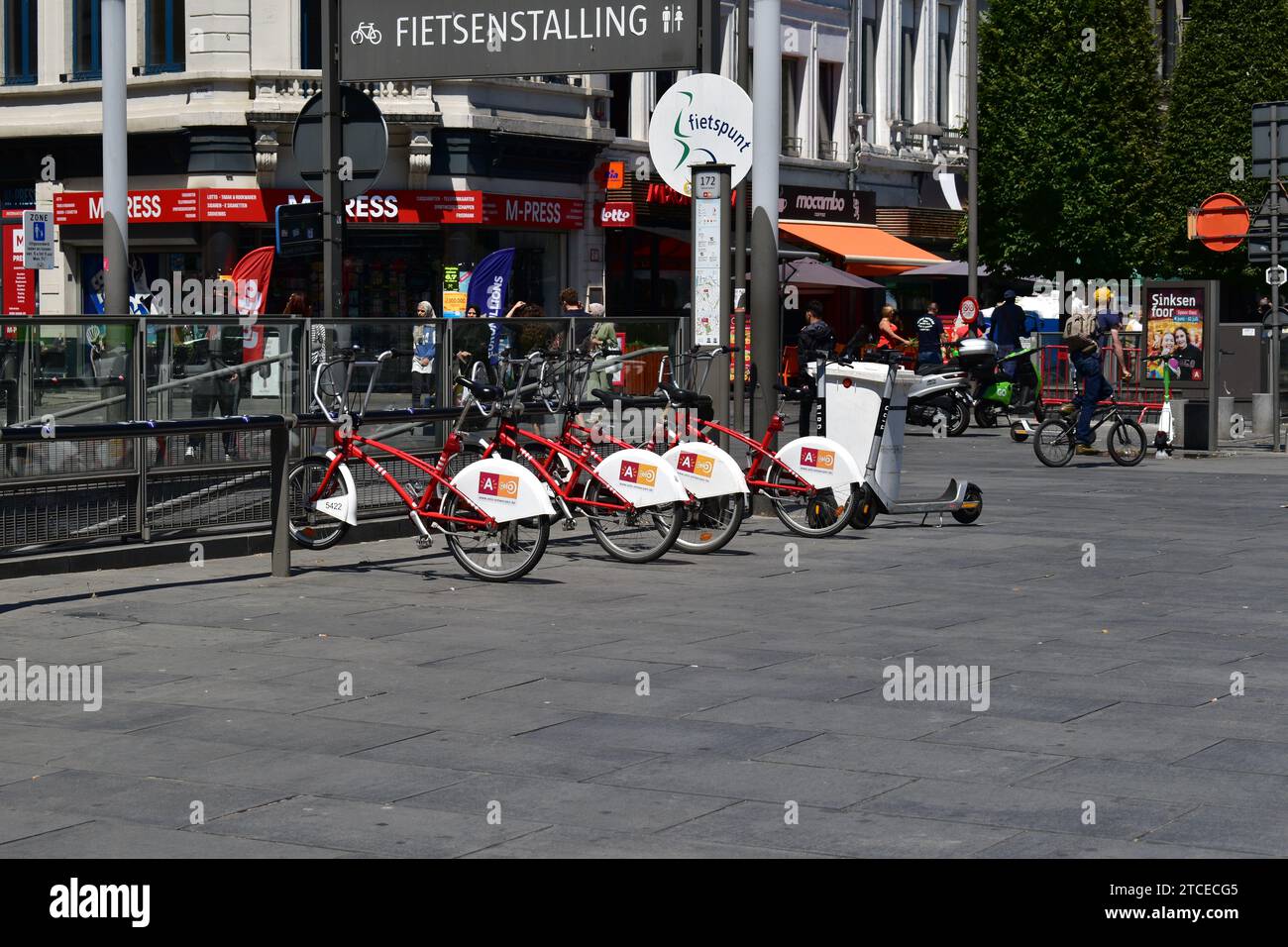 Rote öffentliche Fahrräder der Stadt Antwerpen am Queen Astrid Square Stockfoto