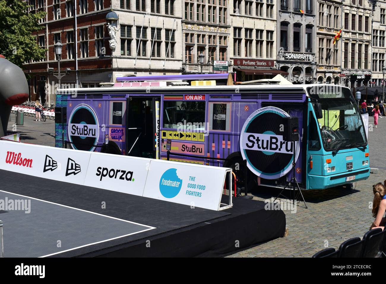 Farbenfroher Bus des belgischen Radiosenders StuBru auf dem Grote Market während der FIBA 3x3 Basketball-Weltmeisterschaft Stockfoto