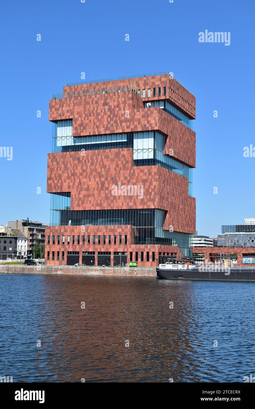 Modernes architektonisches Gebäude 'Museum aan de stroom' mit roter Metallfassade und gewellten Glaspaneelen im Stadtzentrum von Antwerpen Stockfoto
