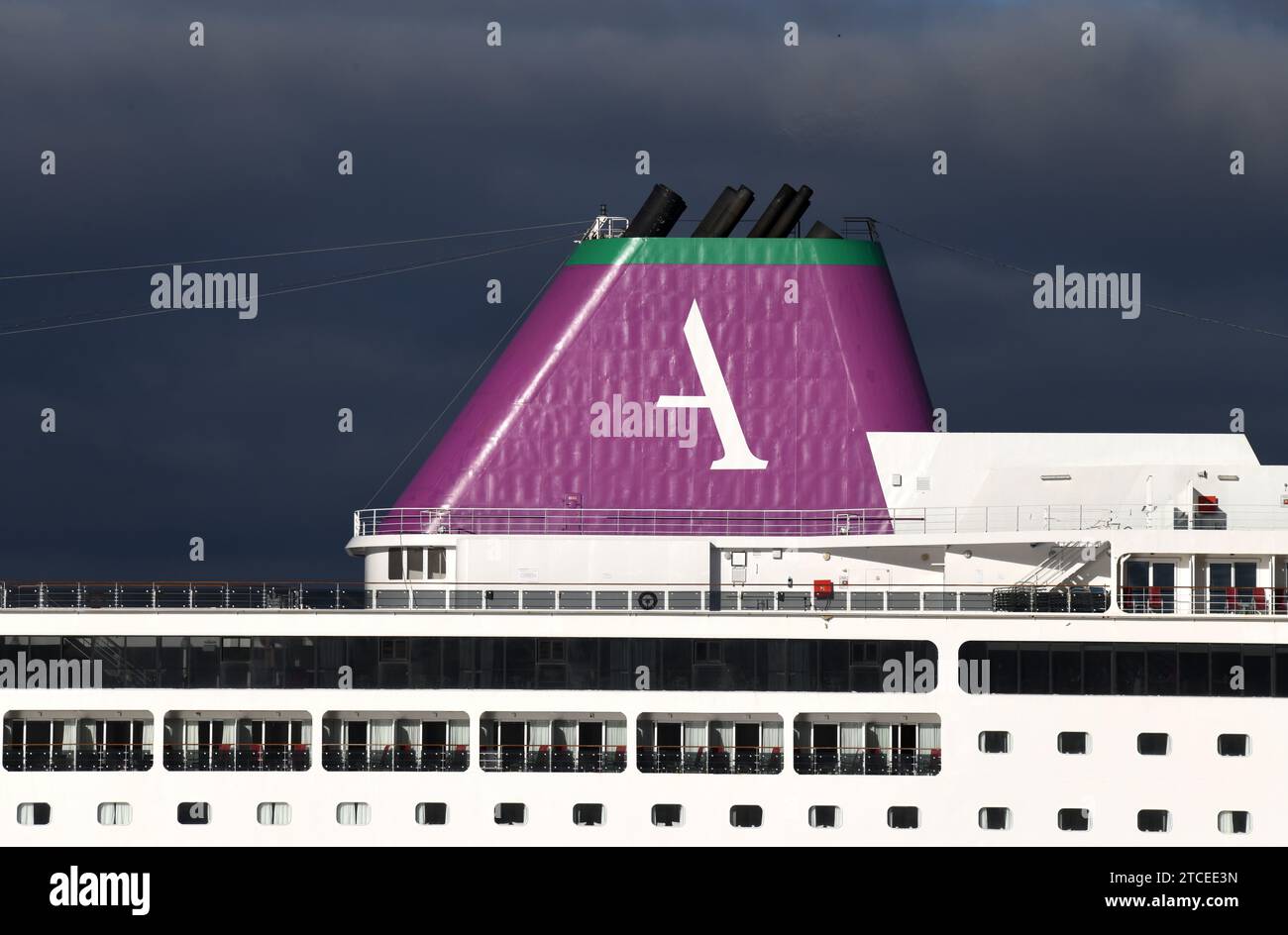 Aufgrund technischer Probleme mit der Umgebung (im Trockendock in Bremerhaven, in dem Reparaturen an der Stützwelle des Schiffes durchgeführt werden) hat Ambassador Crusie Line seinen Ehrgeiz Stockfoto