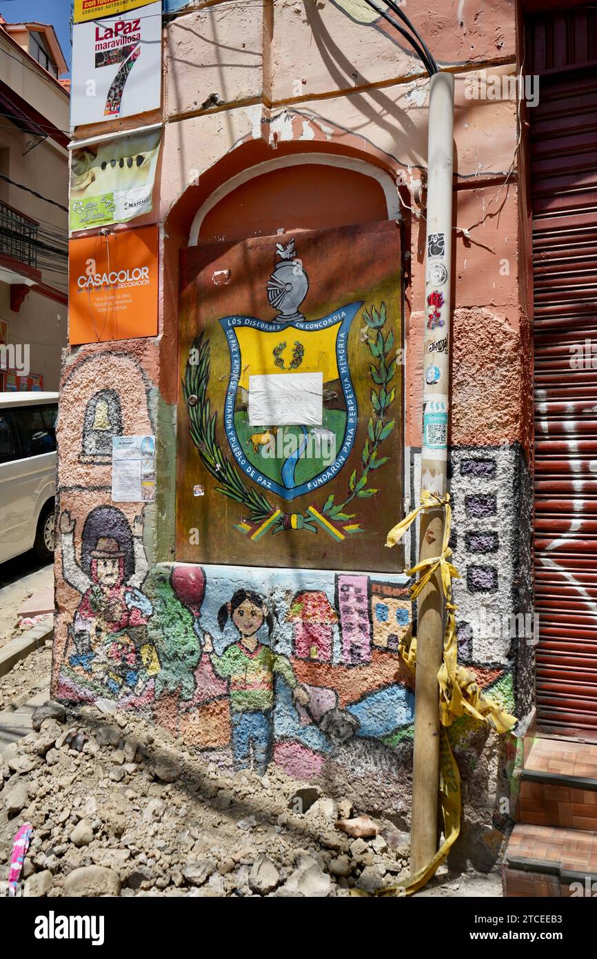 Farbenfrohes Wandbild des Wappens von La Paz an einer Straßenecke. La Paz, Bolivien, 10. Oktober 2023. Stockfoto