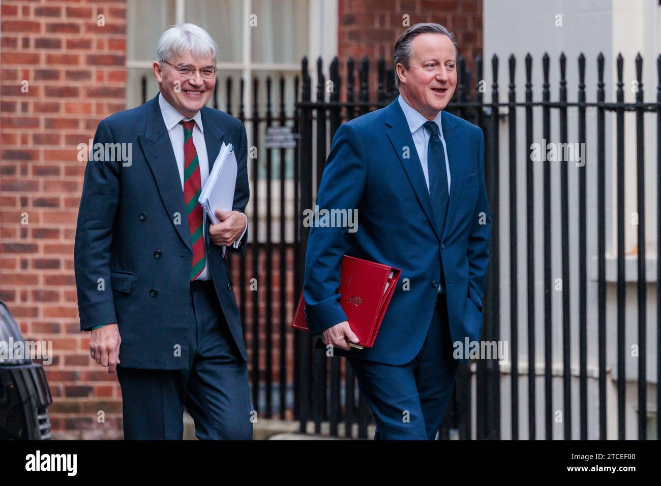 Downing Street, London, Großbritannien. Dezember 2023. Andrew Mitchell, Abgeordneter, Staatsminister (Minister für Entwicklung) im Außenministerium, Commonwealth and Development Office, und David Cameron, Staatssekretär für auswärtige Angelegenheiten, Commonwealth and Development Affairs, nehmen an der wöchentlichen Kabinettssitzung in der Downing Street 10 Teil. Quelle: amanda Rose/Alamy Live News Stockfoto