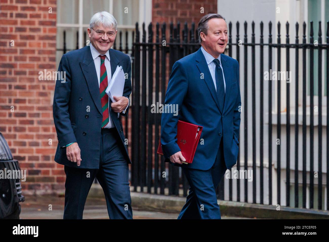 Downing Street, London, Großbritannien. Dezember 2023. Andrew Mitchell, Abgeordneter, Staatsminister (Minister für Entwicklung) im Außenministerium, Commonwealth and Development Office, und David Cameron, Staatssekretär für auswärtige Angelegenheiten, Commonwealth and Development Affairs, nehmen an der wöchentlichen Kabinettssitzung in der Downing Street 10 Teil. Quelle: amanda Rose/Alamy Live News Stockfoto