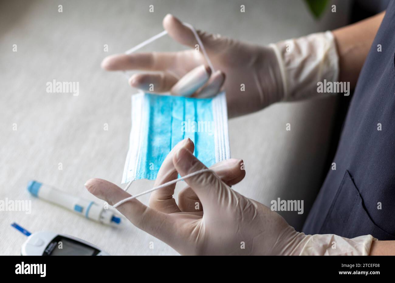 Schuss der Krankenschwester in den medizinischen Handschuhen mit medizinischer Maske Stockfoto