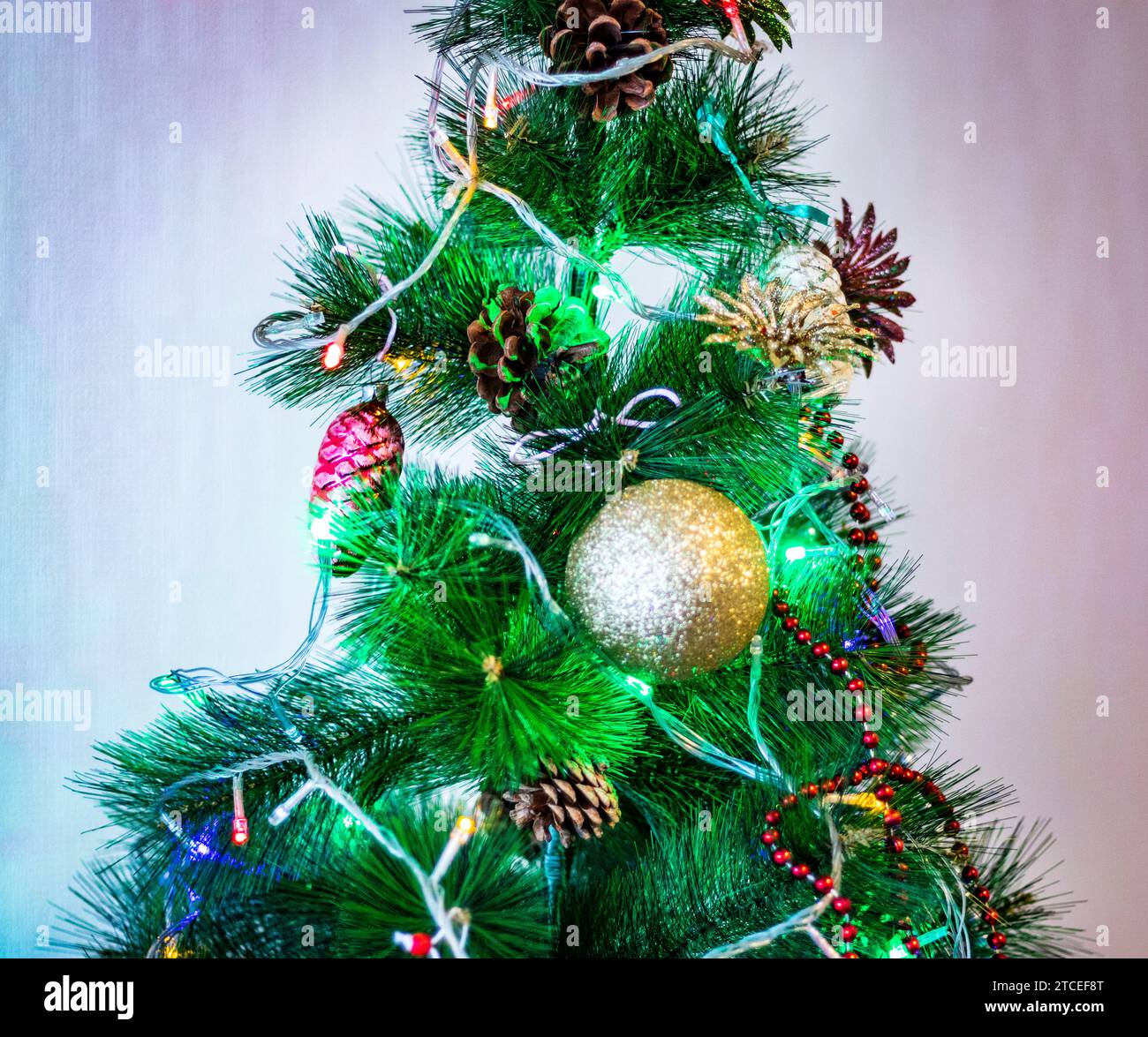 Nahaufnahme des geschmückten weihnachtsbaums. Stockfoto