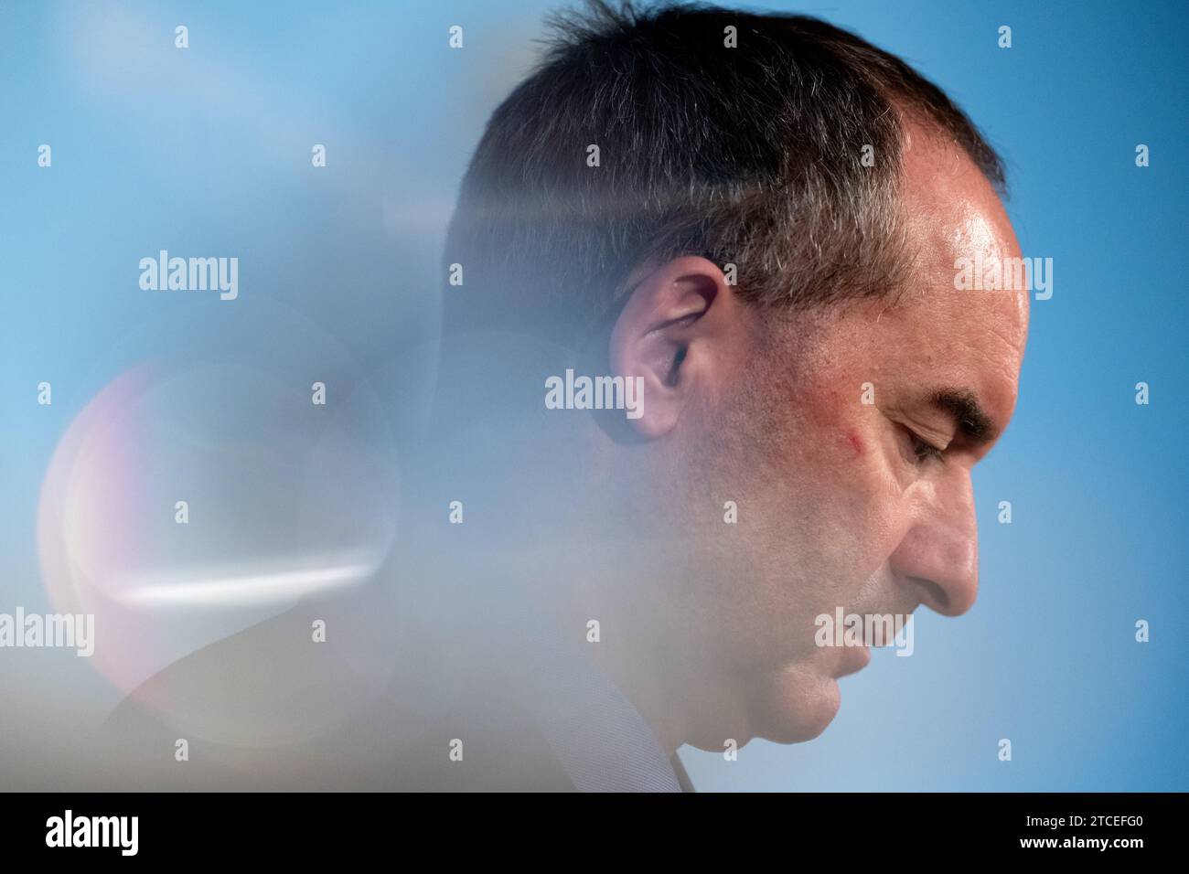 München, Deutschland. Dezember 2023. Hubert Aiwanger (Freie Wähler), bayerischer Wirtschaftsminister, nimmt an einer Pressekonferenz nach einer Kabinettssitzung Teil. Quelle: Sven Hoppe/dpa/Alamy Live News Stockfoto