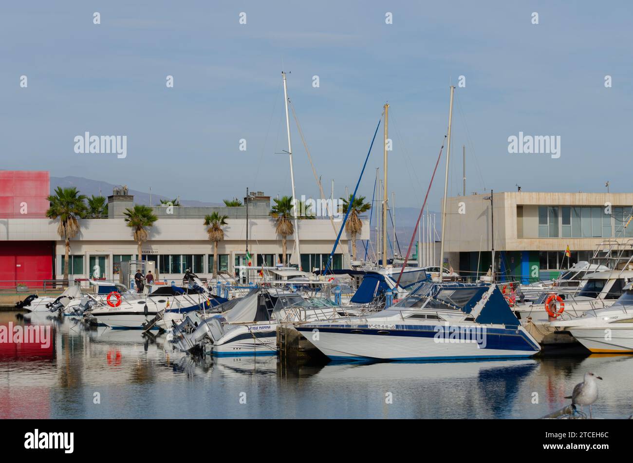 ROQUETAS DE MAR, SPANIEN - 07. DEZEMBER 2023 die Haupttätigkeit des Hafens ist die Fischerei, aber auch Freizeit- und Sportboote können dort anlegen Stockfoto