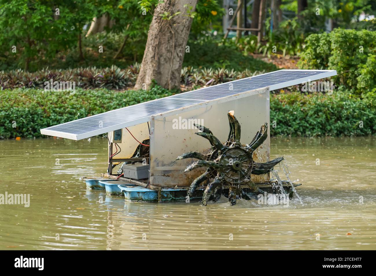 Solarzellen-Panel-Schaufelrad-Belüfter im Stadtpark-Teich. Stockfoto