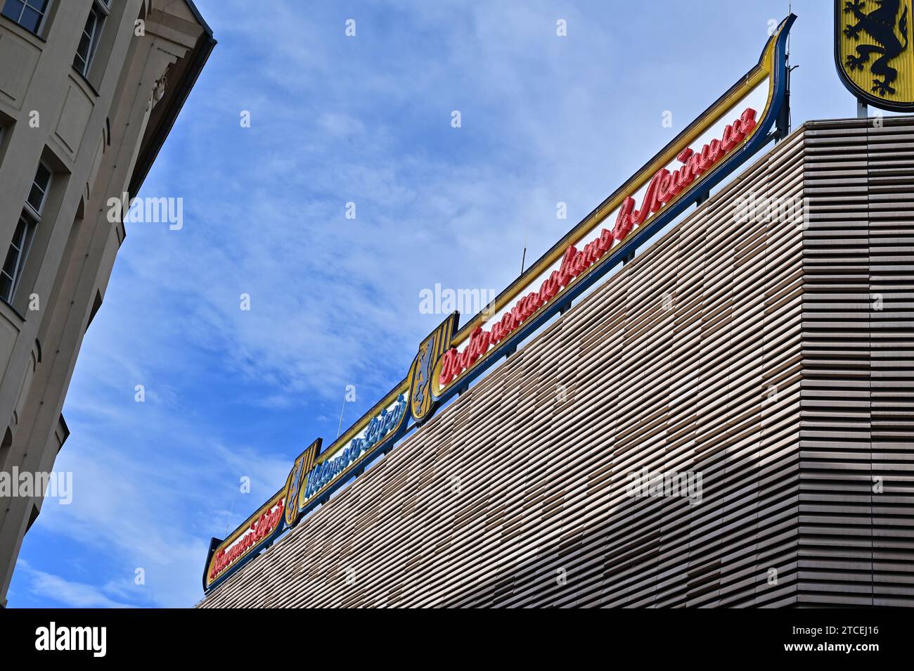 Historische Leuchtschilder „Ich lobe mein Leipzig“ (Goethe) und „Welcome to Leipzig“ in vier Sprachen auf den Dächern der Höfe am Brühl in Leipzig Stockfoto