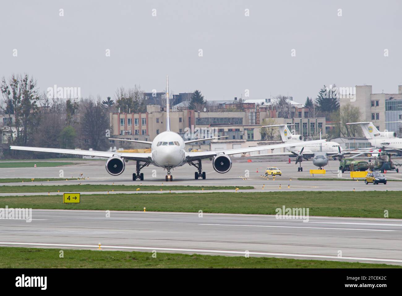 Atlas Air Boeing 767-300 fährt zum Start von Lemberg mit der ukrainischen Armee an-26 im Hintergrund Stockfoto