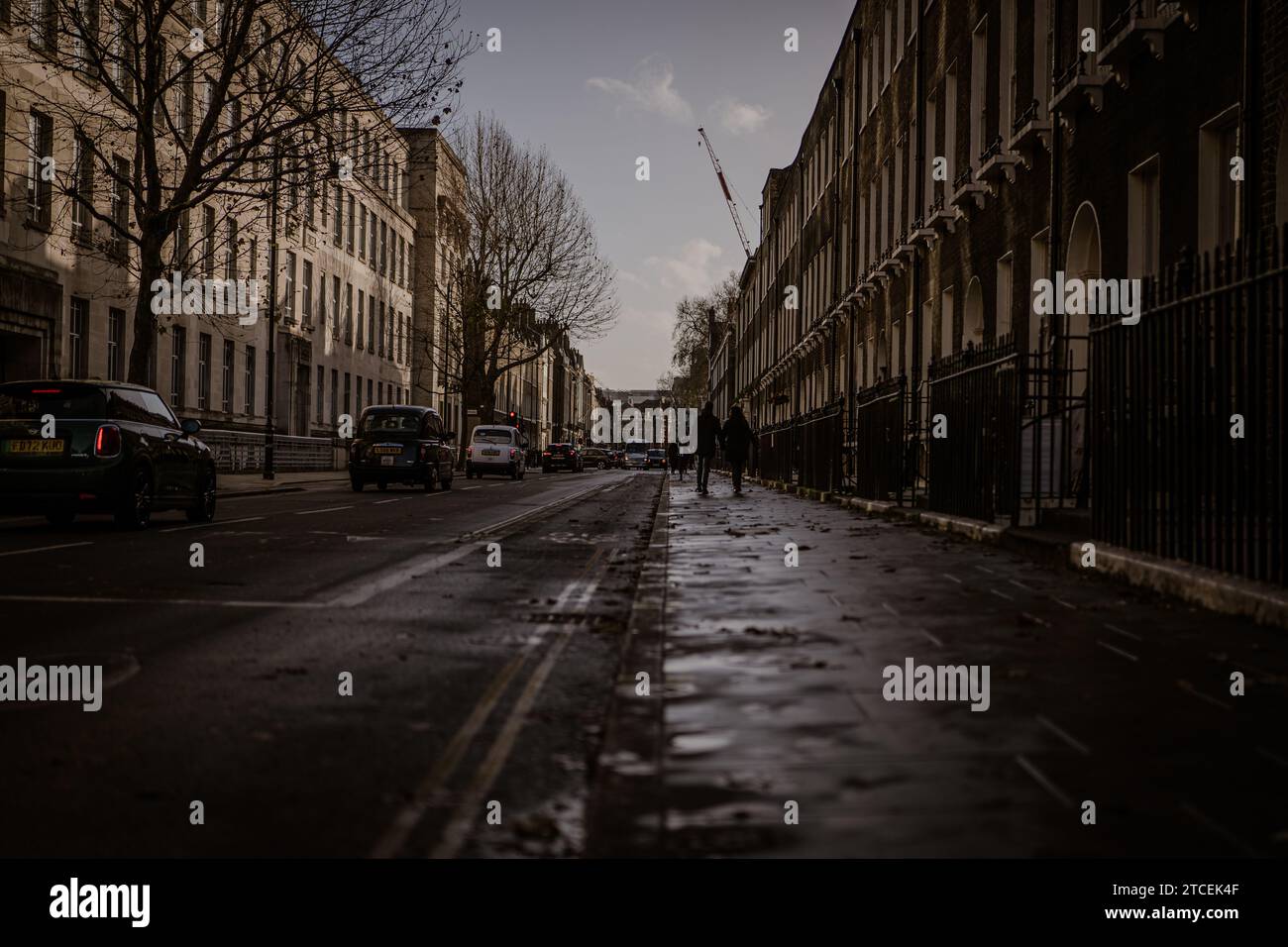 Genießen Sie das winterliche Ambiente der Londoner Straßen mit diesem Bild und laden Sie ein, weiter zu Fuß zu gehen und die saisonale Schönheit der Stadt zu erkunden. Stockfoto
