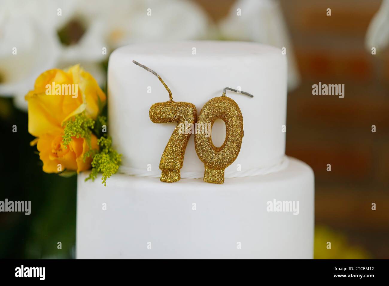 Detail der Zahl siebzig oben auf dem Geburtstagskuchen, 70 Geburtstag, weißer Kuchen, 70 Jahre alte Geburtstagskuchen Kerze Stockfoto