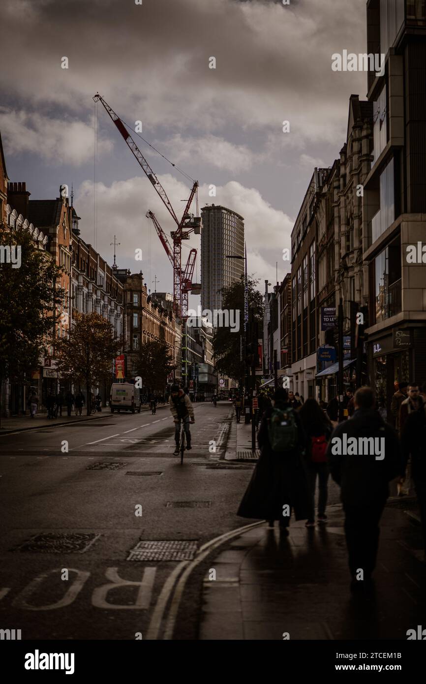 Eine dynamische Winterstraßenszene in London mit Fahrrädern und laufenden Bauarbeiten. Der Schnittpunkt von urbaner Mobilität und Entwicklung. Stockfoto