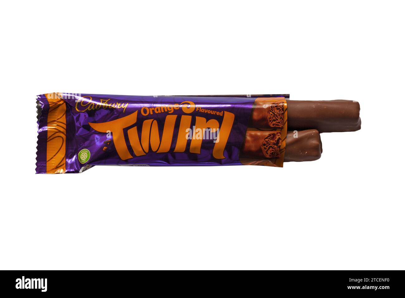 Cadbury Twirl Schokoladenorange aromatisiert geöffnet, um den Inhalt auf weißem Hintergrund zu zeigen - 2 Finger mit Orangengeschmack Milchschokolade Stockfoto