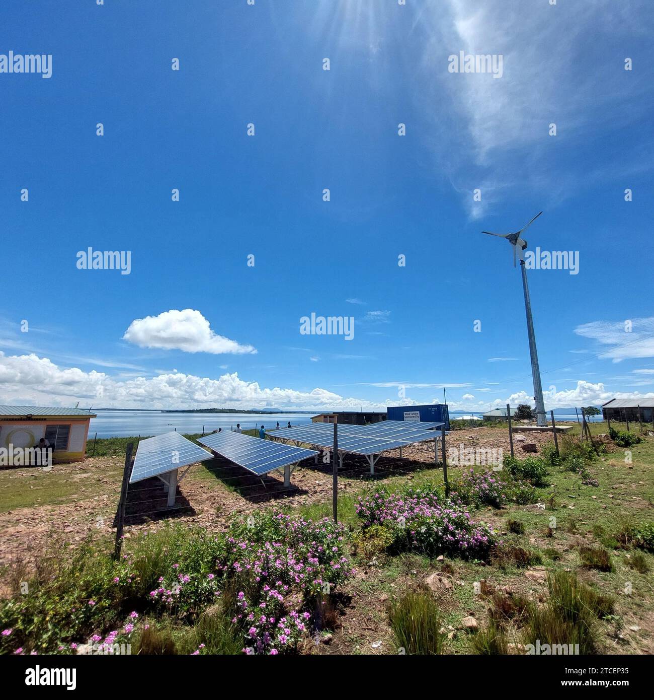 © PHOTOPQR/LE PARISIEN/frédéric mouchon ; Ndeda ; 06/11/2023 ; Une Mini centrale solaire a été installée sur l'Ile de Ndeda et fournit en électricité la moitié des 5000 habitants de l'Ile Environnement, le Miracle kényan : avec l'énergie solaire, le saut dans la modernité de l'île de Ndeda Sur le lac Victoria (Kenia), l'île de Ndeda EST passée depuis cinq ans du charbon de bois et de la lampe à pétrole à l'électricité d'origine solaire. UN saut dans la modernité pour ses 5 000 Bewohner. nov. 2023. Am Victoriasee (Kenia) hat sich die Insel Ndeda von Holzkohle und Kerosin Lam gewandelt Stockfoto