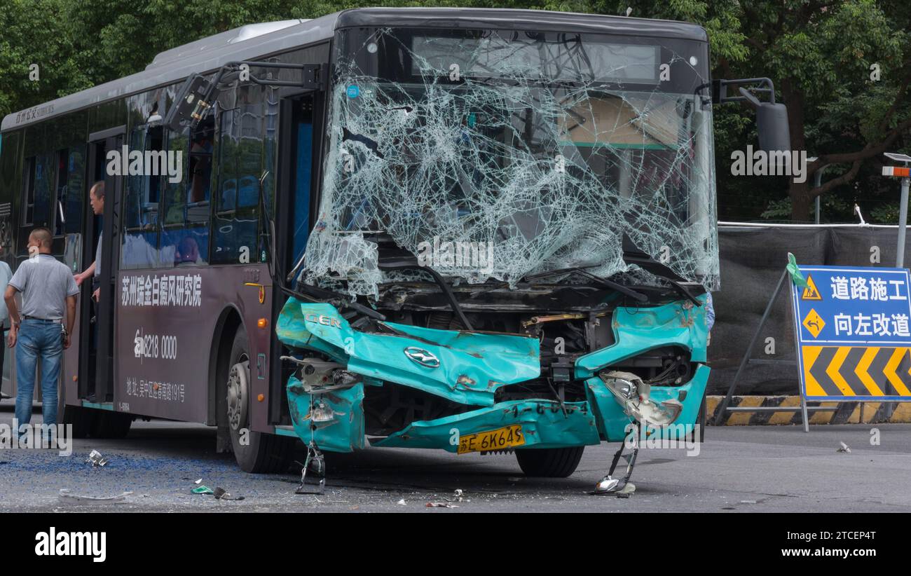 August 2018. Stadt Suzhou, China. Verkehrsunfall. Der Personenbus ist zusammengebrochen. Stockfoto