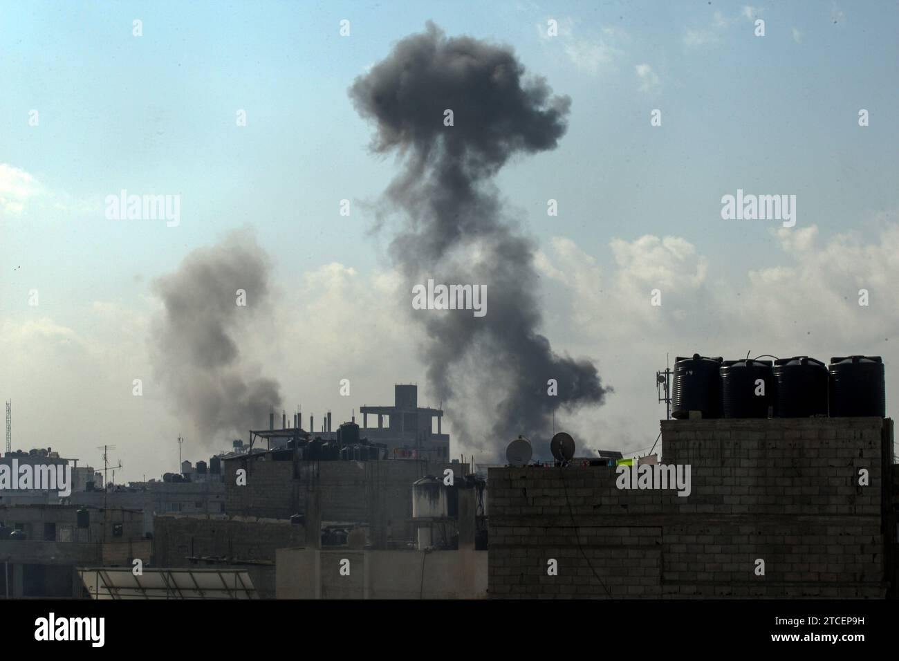 Rafah, Gaza. Dezember 2023. Nach dem israelischen Bombardement auf eine Position entlang der Grenze zwischen dem südlichen Gazastreifen und der ägyptischen Grenze am Dienstag, dem 12. Dezember 2023, wurden Berichten zufolge bei dem Bombenanschlag Israels in Rafah am Dienstag mindestens 22 Menschen getötet, darunter sieben Kinder. Die weltweiten Forderungen nach einem Waffenstillstand wurden von Israel und den Vereinigten Staaten ignoriert, da die humanitären Hilfsmaßnahmen zusammengebrochen sind und vor Hunger und Krankheit in der Bevölkerung des Gazastreifens warnten. Foto: Ismael Mohamad/UPI Credit: UPI/Alamy Live News Stockfoto