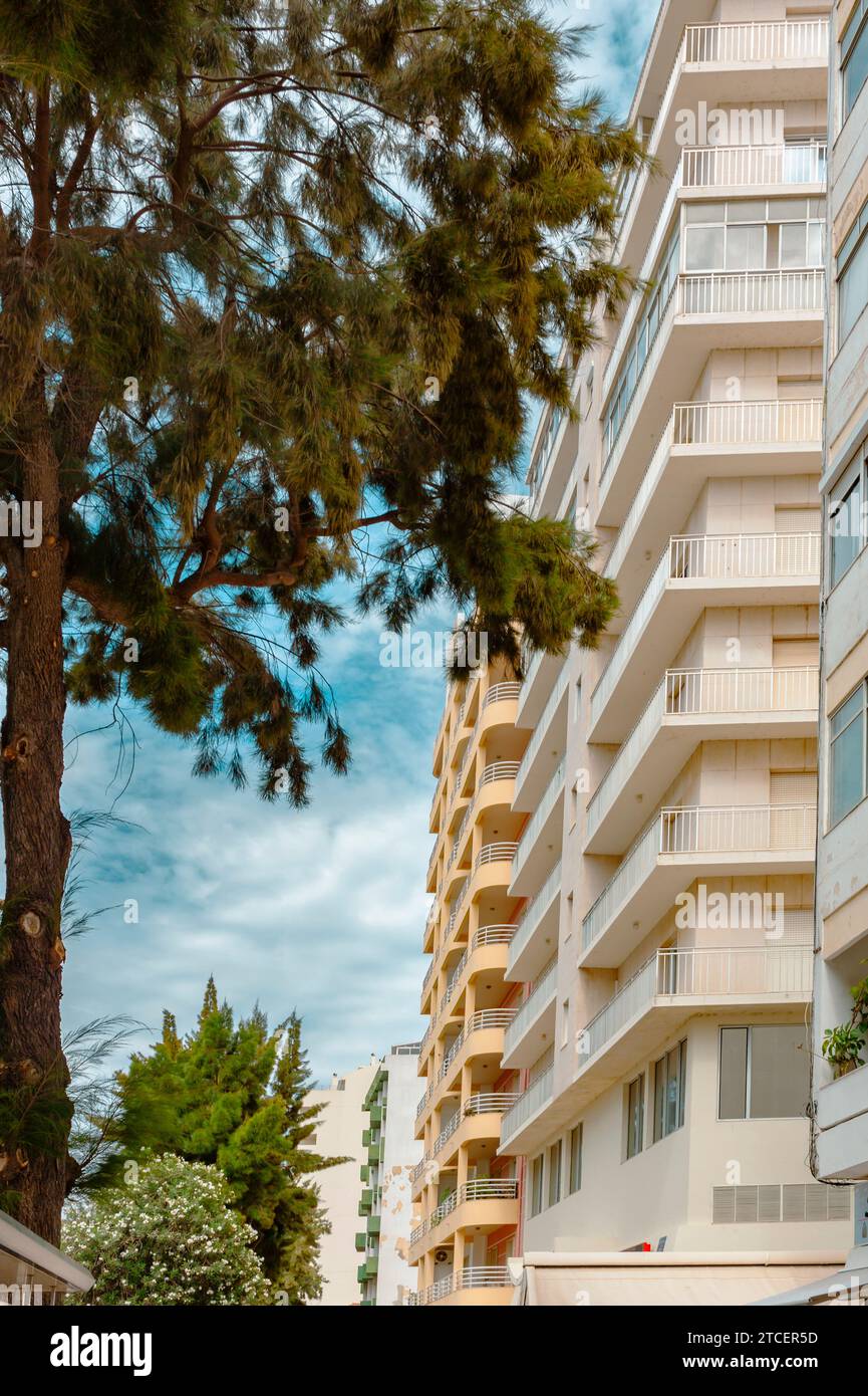 Vorderansicht der modernen Apartmenthäuser in Faro, Algarve, Portugal Stockfoto