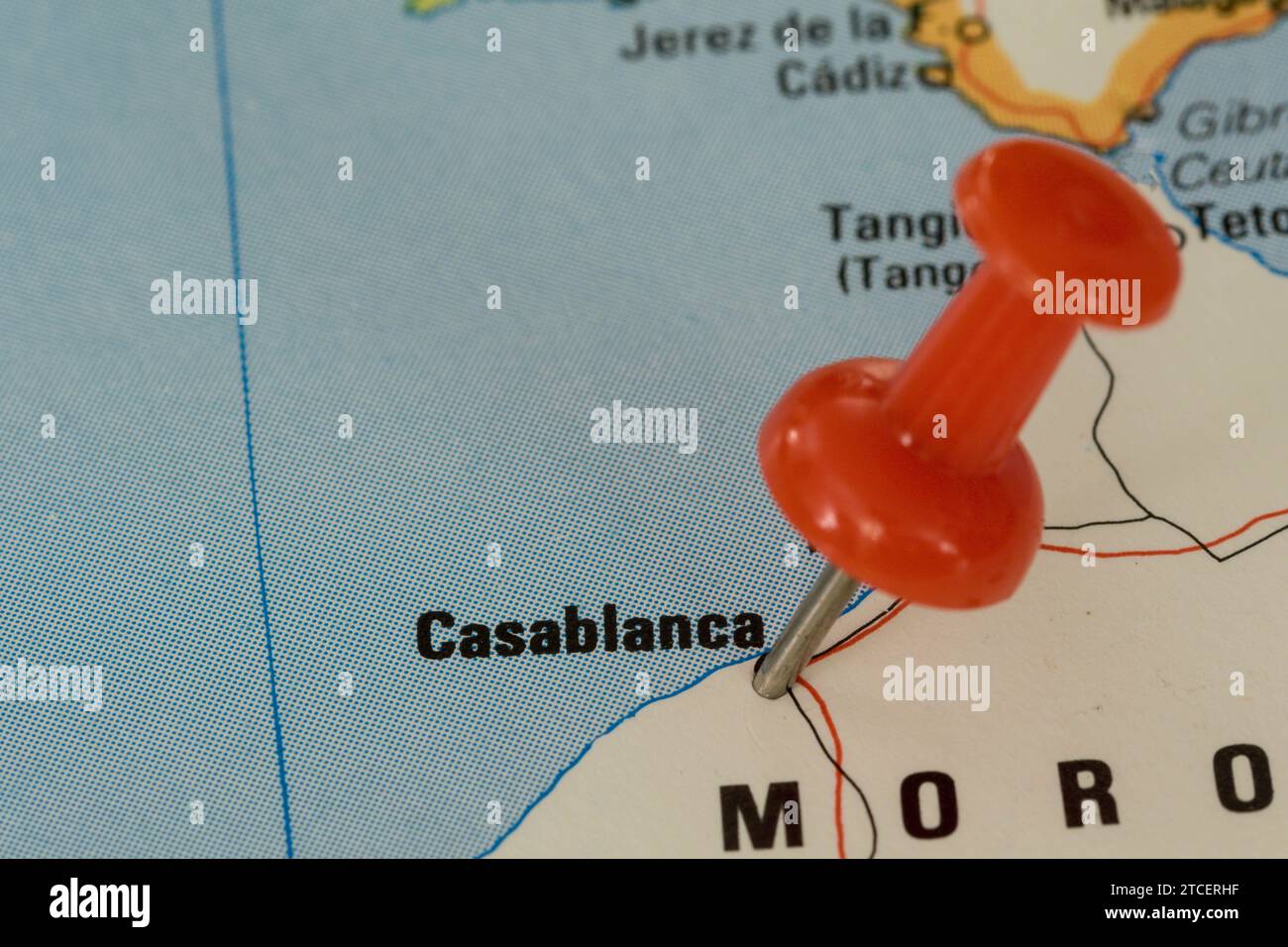 Eine rote Nadel, die in eine Karte Westeuropas gesteckt wurde, zeigt die Lage von Casablanca an Stockfoto
