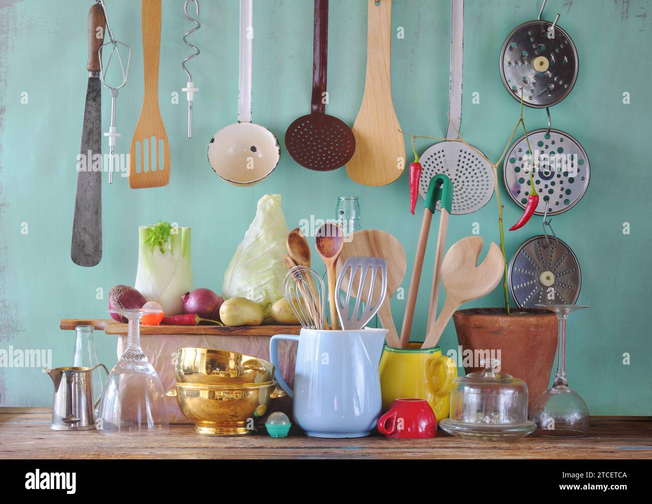 Küche und Kochen Stillleben mit alten Küchenutensilien, Sweetheart Kohl, Fenchel und heißem Chili Stockfoto