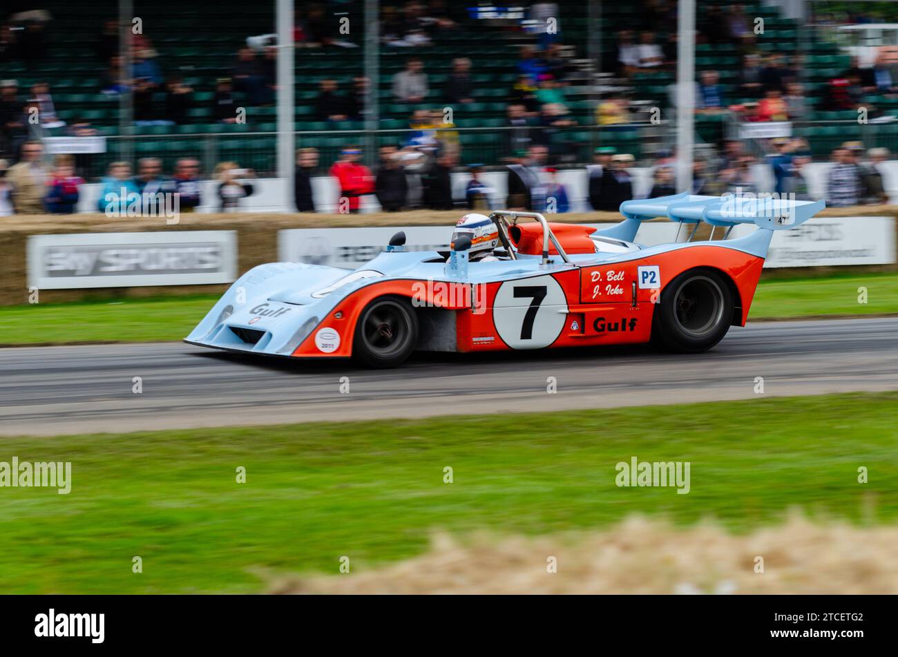 1973 Gulf Mirage-Cosworth GR7 gefahren von Derek Bell beim Goodwood Festival of Speed 2016. Gulf Mirage GR7 Ford Cosworth angetriebener Ausdauerrennwagen Stockfoto